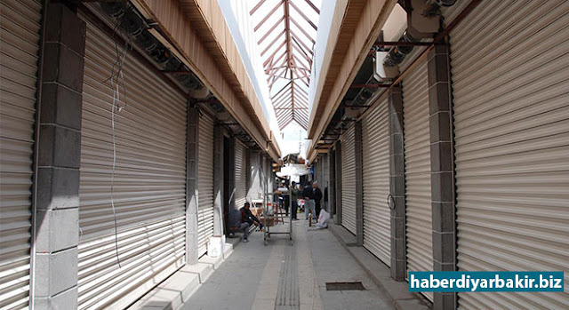 Diyarbakır Sur’daki ‘Çarşîya Şewitî’ yenileniyor DİYARBAKIR-Diyarbakır'ın Sur ilçesinde PKK’lilerin çukur kazıp barikat kurmasının ardından meydana gelen çatışmalar ve ardından ilan edilen sokağa çıkma yasağında kısmi olarak zarar gören tarihi Yanık Çarşı (Çarşîya Şewitî), Çevre ve Şehircilik Bakanlığı tarafından yenileniyor.