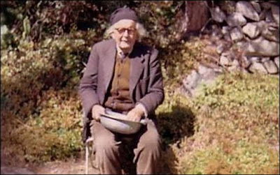 Biografi Jean Piaget Biografi Jean Piaget Jean Piaget ini masih tetap diperbincangkan dan diacu dalam bidang pendidikan. Teori ini mulai banyak dibicarakan lagi kira-kira permulaan tahun 1960-an. Pengertian kognisi sebenarnya meliputi aspek-aspek struktur intelek yang digunakan untuk mengetahui sesuatu. Piaget menyatakan bahwa perkembangan kognitif bukan hanya hasil kematangan organisme, bukan pula pengaruh lingkungan semata, melainkan hasil interaksi diantara keduanya. Menurut Piaget, teori belajar jean piaget, perkembangan kognitif mempunyai empat aspek, yaitu 1) kematangan, sebagai hasil perkembangan susunan syaraf; 2) pengalaman, yaitu hubungan timbal balik antara orgnisme dengan dunianya; 3) interaksi sosial, yaitu pengaruh-pengaruh yang diperoleh dalam hubungannya dengan lingkungan sosial, dan 4) ekullibrasi, yaitu adanya kemampuan atau sistem mengatur dalam diri organisme agar dia selalu mempu mempertahankan keseimbangan dan penyesuaian diri terhadap lingkungannya. Sistem yang mengatur dari dalam mempunyai dua faktor, yaitu skema dan adaptasi. Dia mulai menerbitkan dengan sungguh-sungguh di sekolah tinggi tentang topik favoritnya, moluska.. Dia sangat senang untuk mendapatkan pekerjaan paruh waktu dengan direktur Nuechâtel’s Museum Sejarah Alam, Mr Godel pekerjaan-Nya jadi terkenal di kalangan mahasiswa Eropa moluska, yang beranggapan ia dewasa! Semua ini pengalaman awal dengan ilmu pengetahuan terus dia pergi, katanya, dari “iblis filsafat.” Kemudian pada masa remaja