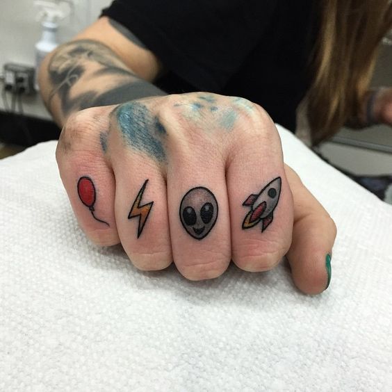 Tatuagem Masculina nos dedos da mão