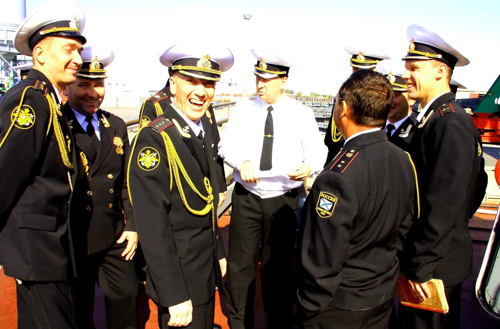 Летняя форма одежды офицеров мичманов и прапорщиков вмф. Летняя форма одежды офицеров мичманов и прапорщиков вмф. Прапорщики и мичманы звания. Погоны прапорщика вмф. Зимняя парадная форма вмф прапорщика.