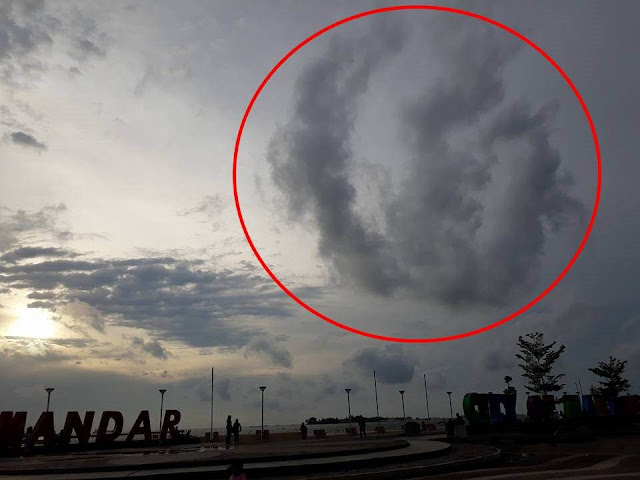 Gumpalan Awan Di Langit Pantai Ini Membentuk Lafadz Allah