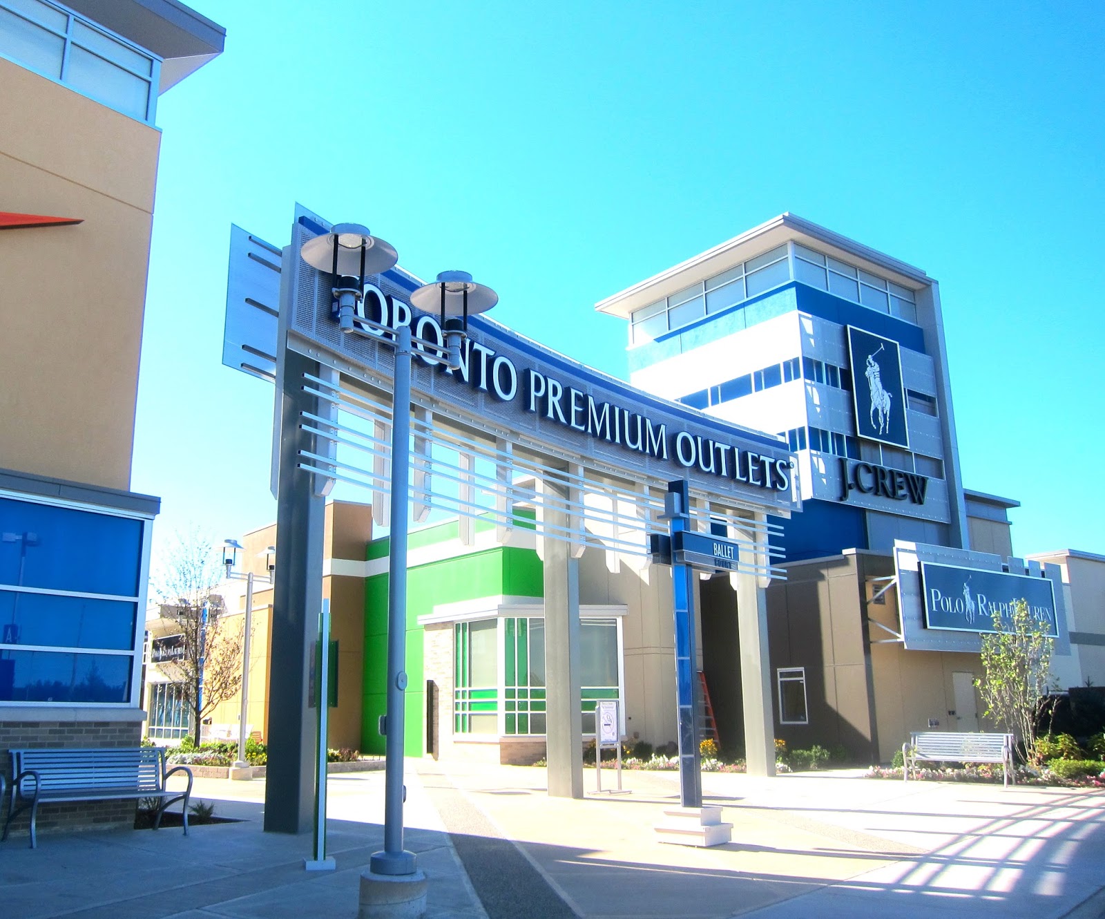 Distraction (at the Toronto Premium Outlets)