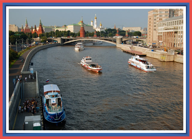 El Río Moscova con el Kremlin al fondo