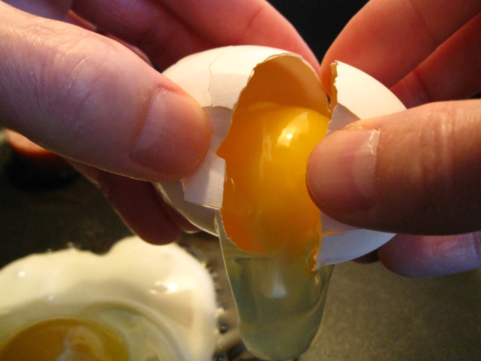 Почему падает яйцо. Разбитое яйцо. Разбитые яйца. Яйцо разбилось. Сырое яйцо.