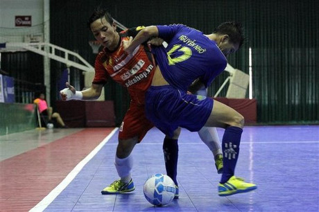 Cau thu Futsal Viet Nam 'chien' nhau den nut ca san, suyt gay tay - Anh 9