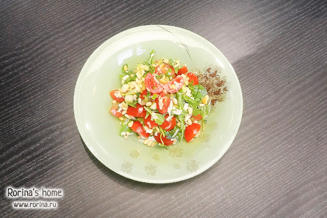 Летний салат с рукколой и помидорами черри