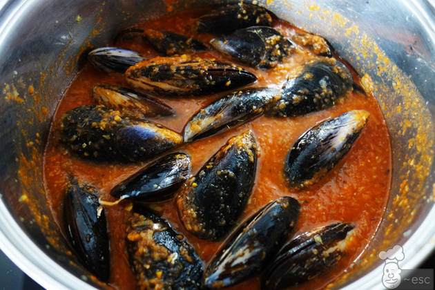 Mejillones con salsa de tomate a la marinera