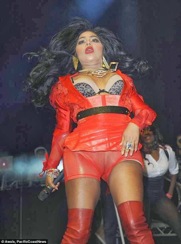 Massive camel toe Welcome To Linda S Blog Photos Lil Kim Shows Off Massive Camel Toe As She Performs In London
