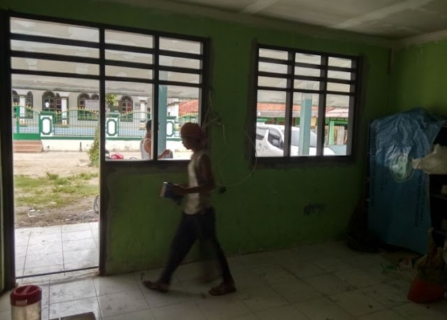 Tak Dijamah Sama Sekali Oleh Pemerintah, Disekolah ini Para Guru Digaji Rp.7000,- Per Bulan Tak Dijamah Sama Sekali Oleh Pemerintah, Disekolah ini Para Guru Digaji Rp.7000,- Per Bulan