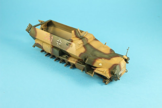 Montage pas à pas du Sdkfz 251/1 de Tamiya au 1/35. Montage pas à pas du Sdkfz 251/1 de Tamiya au 1/35.
