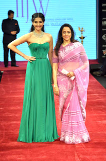 Hema Malini & Sonam Kapoor at IIJW 2012 inauguration photos