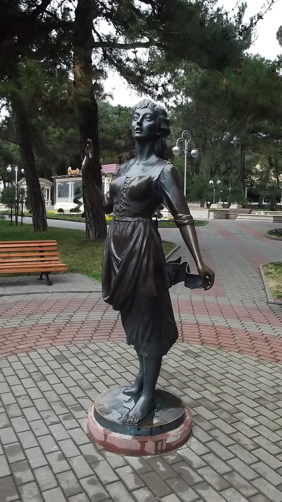 скульптуры на набережной геленджика