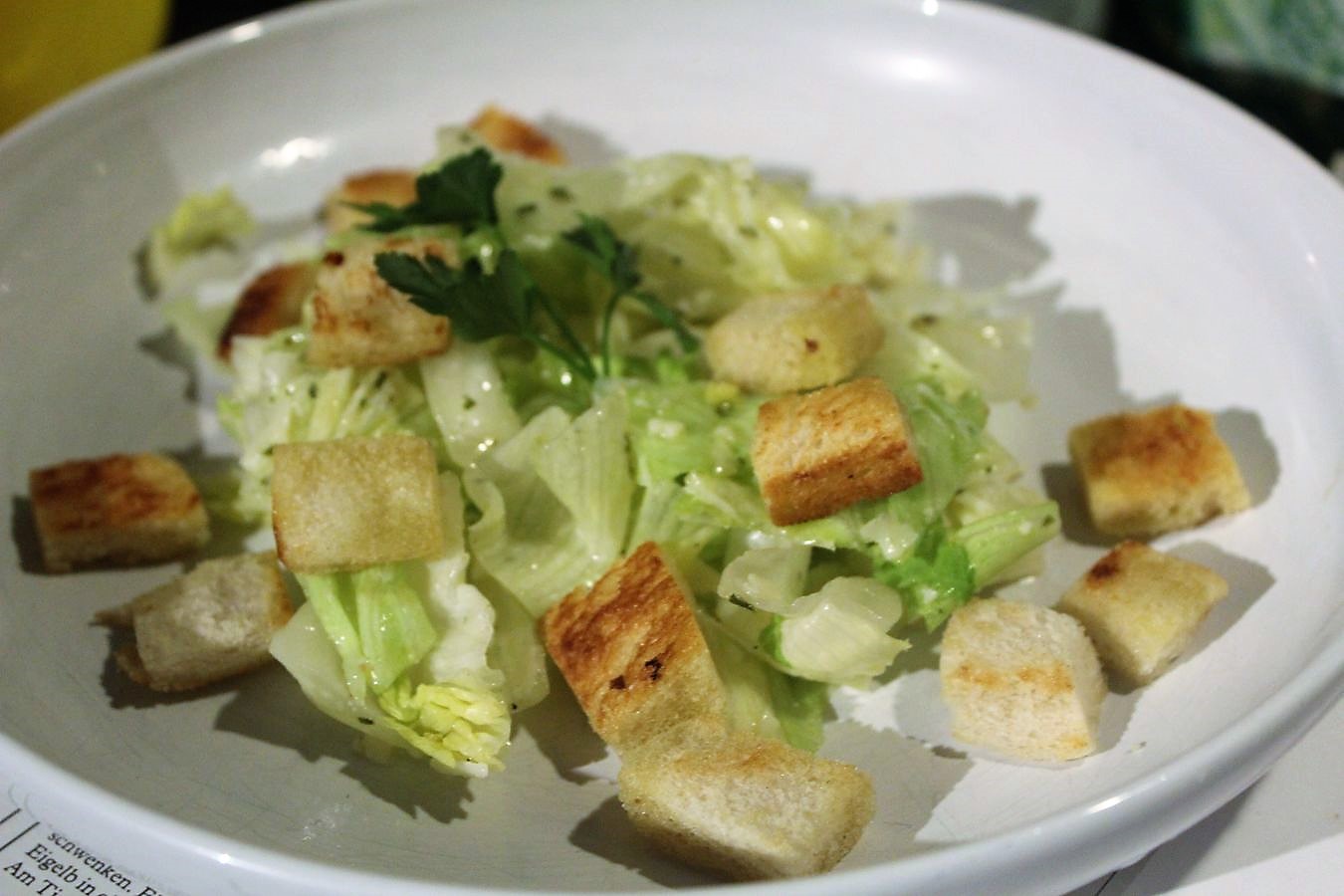 Eisbergsalat mit Croutons, Parmesan und Senfdressing – glatzkoch.de