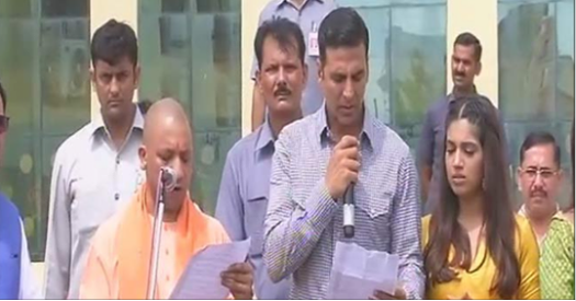 cm yogi adityanath akshay kumar s swachh bharat abhiyan in up abp live live hindi tv channels swachh bharat abhiyan in up abp live