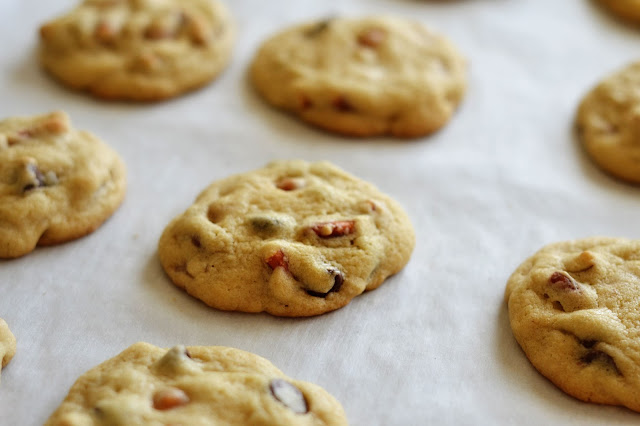 Caramel Pretzel Chocolate Chip Cookies are delicious and soft and loaded with caramel, pretzel pieces and lots of chocolate chips. Life-in-the-Lofthouse.com