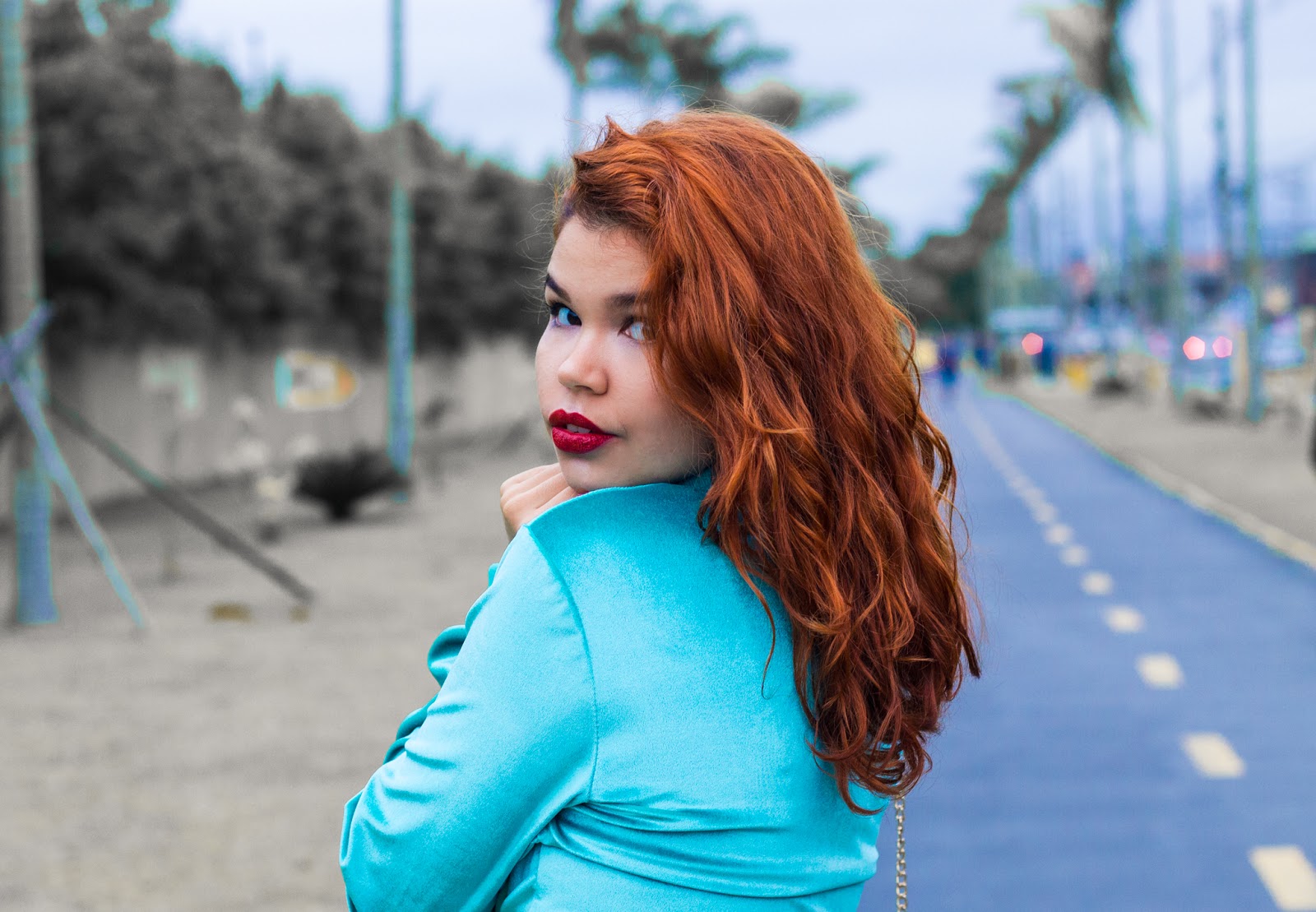 look azul, look peças da china, look blogueira ruiva ondulada, ingrid gleize, cachos, bota metalizada prata beira rio, bolsa saco de dinheiro metalizada, bomber de veludo verde look azul, look peças da china, look blogueira ruiva ondulada, ingrid gleize, cachos, bota metalizada prata beira rio, bolsa saco de dinheiro metalizada, bomber de veludo verde