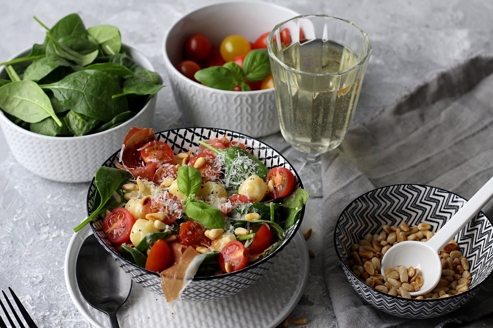 Gnocci mit Blattspinat, Tomaten, luftgetrocknetem Schinken und ...