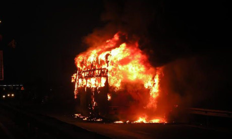 Xe chở 35 hành khách bốc cháy dữ dội trên quốc lộ 1A - Ảnh 1 Xe cho 35 hanh khach boc chay du doi tren quoc lo 1A - Anh 1