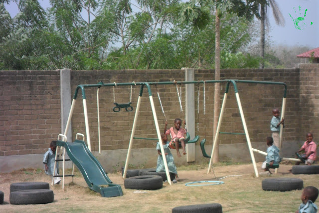 Bambini che giocano nella scuola della missione di Atchanvé, Togo, Africa