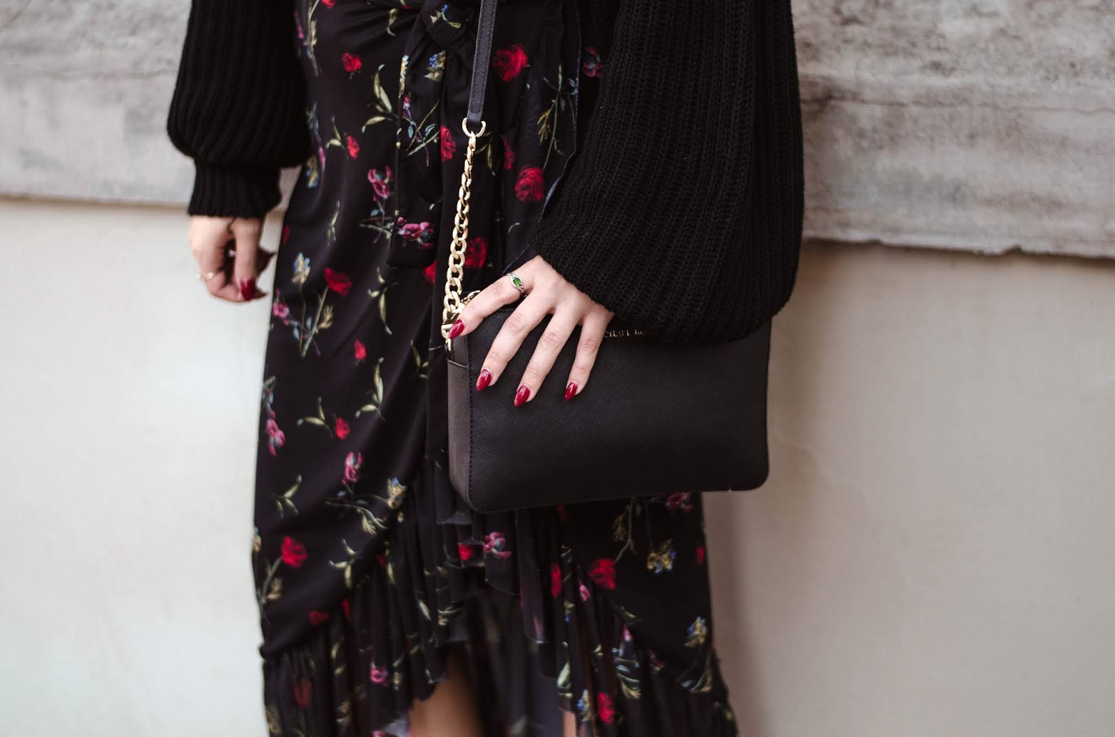 na-kd, wrap skirt, floral skirt, wide sleeves sweater, high heels, blog, blogger, outfit, michael kors