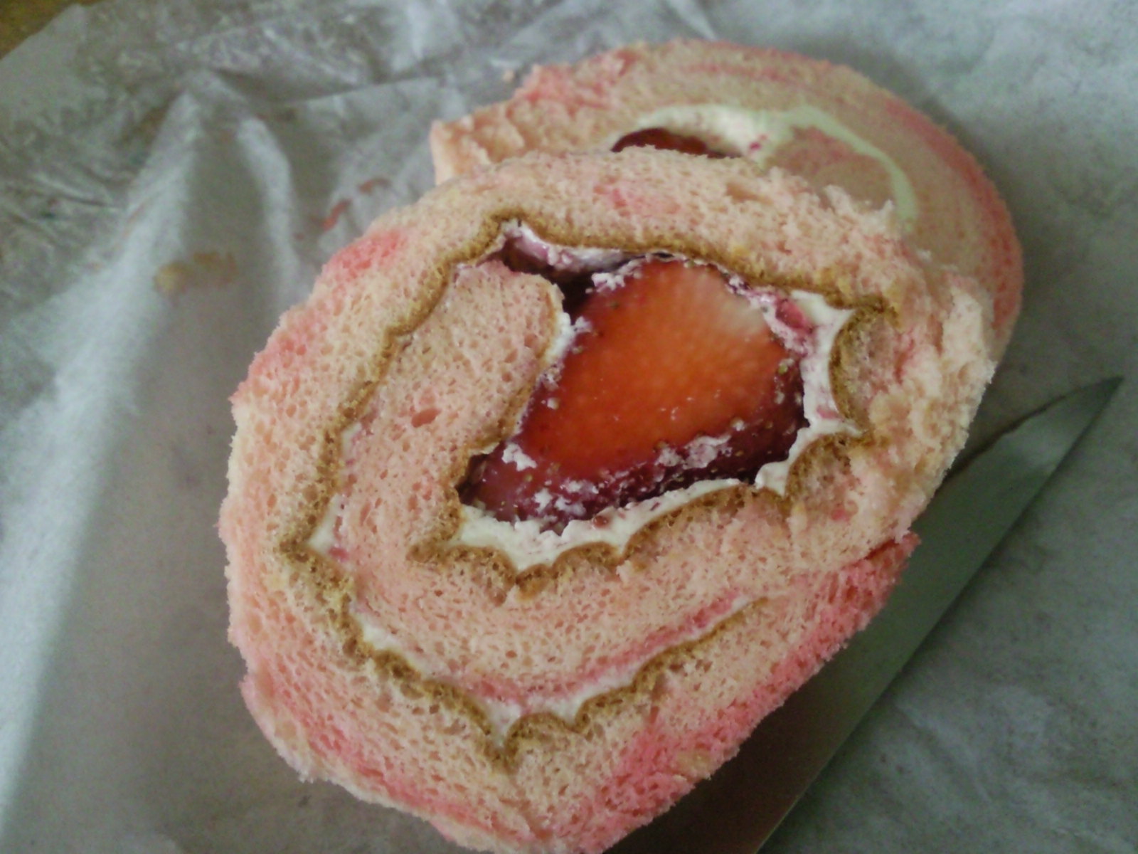 草莓奶冻蛋糕卷🍰|摄影|产品摄影|Apin阿品 - 原创作品 - 站酷 (ZCOOL)