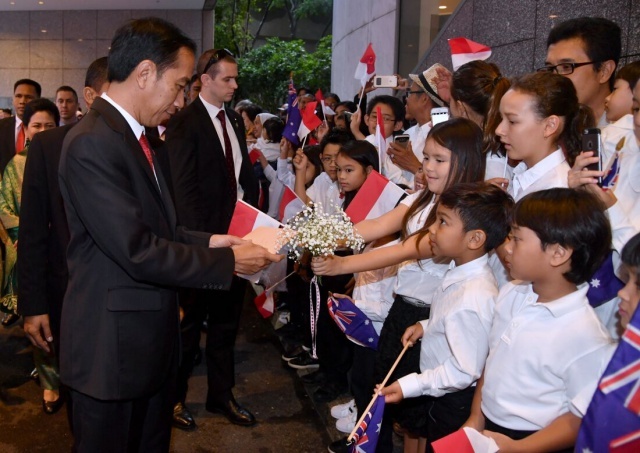 Presiden Jokowi  Bagi-Bagi Sepeda Untuk WNI Di Australia