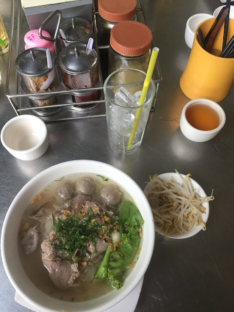Tô hủ tiếu bò tái viên này có giá 60 ngàn tiền Việt