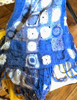 Chal tejido con cuadraditos al crochet en tonos de azul