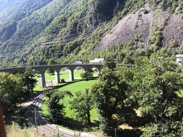 ベルニナ鉄道でまわるブルージオ橋