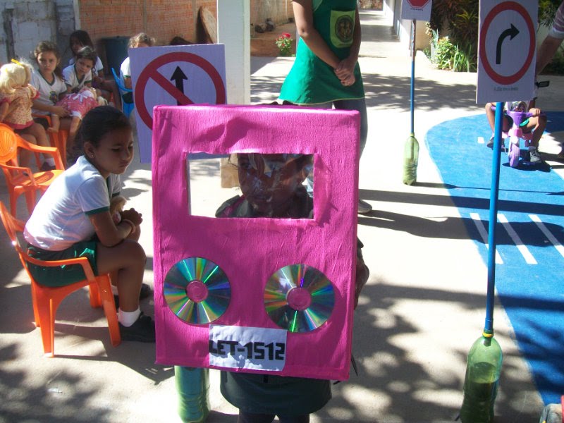 Carrinho reciclado feito com rolos de papel e papelão