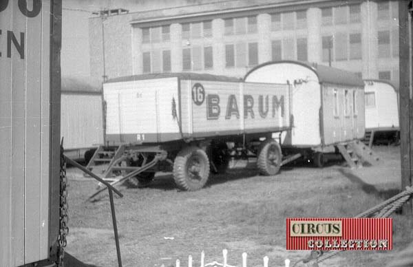 remorque a matériel et roulotte du Cirque Barum Kreiser 