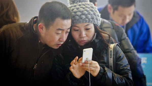 غريب.. زوجان صينيان يبيعان ابنتهما لشراء هاتف "آيفون" !