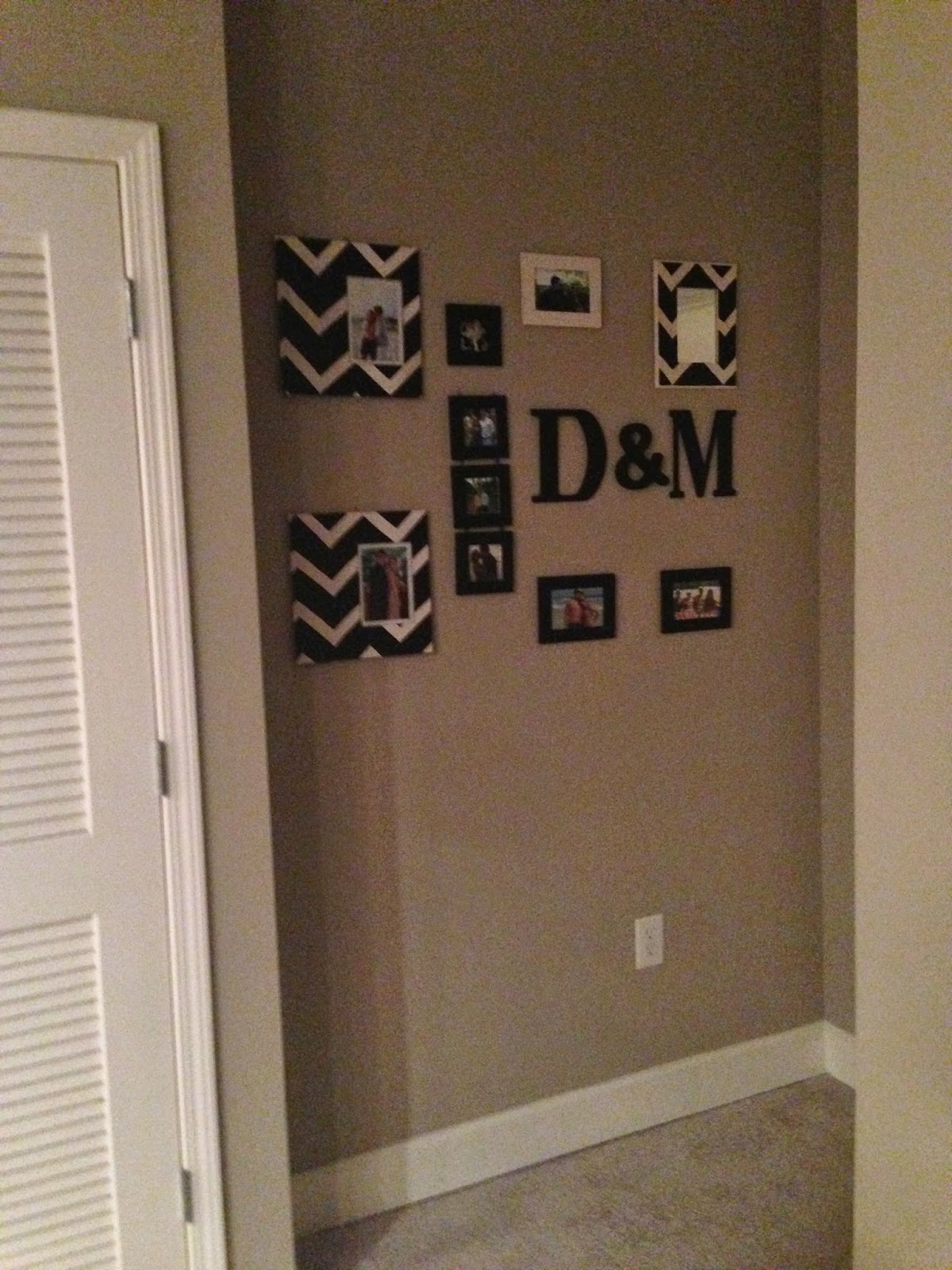 Two Golden Peaches : DIY Picture Frame Wall