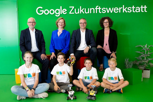 Gruppenbild aller Teilnehmerinnen und Teilnehmer beim Startschuss der Google Zukunftswerkstatt.