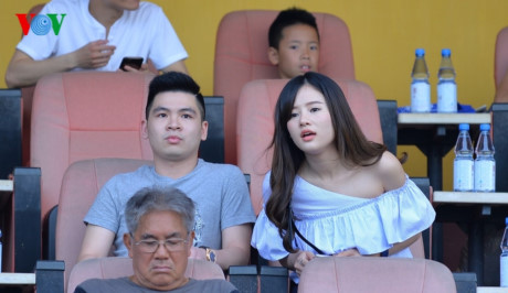 Chùm ảnh: CĐV HAGL 'thổi lửa' trên sân Hàng Đẫy - Ảnh 1 Chum anh: CDV HAGL 'thoi lua' tren san Hang Day - Anh 1