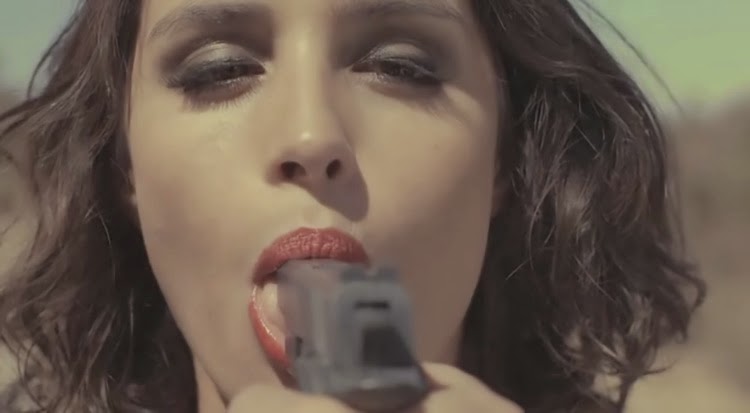 Tráiganme la cabeza de la mujer metralleta - Latino