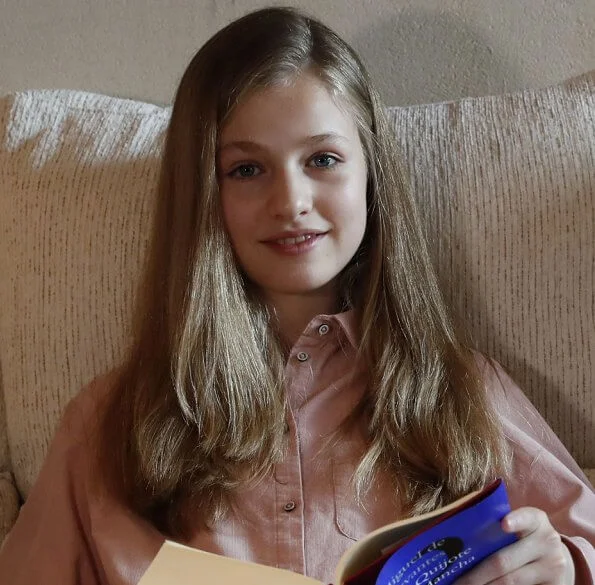 Princess Leonor and Infanta Sofía took part in the reading out of Don Quixote, which was performed via internet