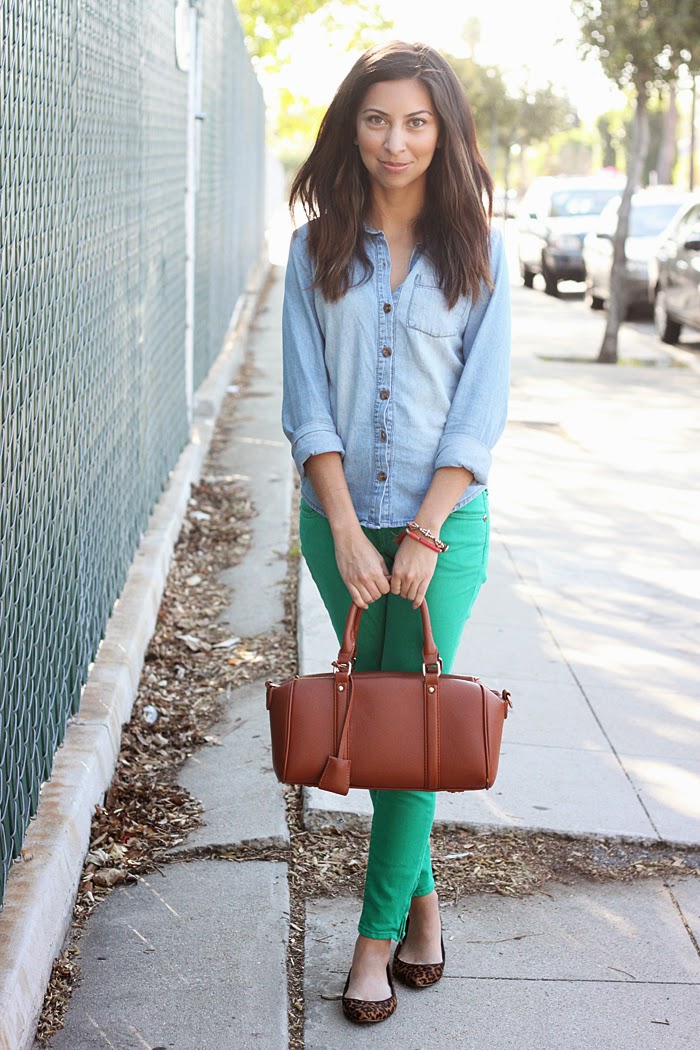 how to style colored jeans