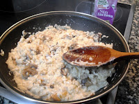 Removiendo el risotto Removiendo fuera del fuego, el risotto con la nata y mantequilla