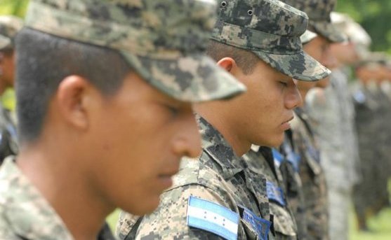 Militares hondureños orando en jornada de avivamiento 