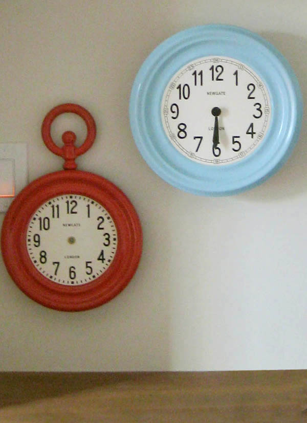 Metal Clock Painted to Look Old Remodelando la Casa