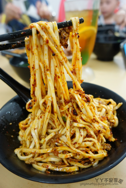 吃在马来西亚】吉隆坡·名厨辣椒板面Restoran Super Kitchen Chilly Pan Mee▕ - 丫丫不是歪歪