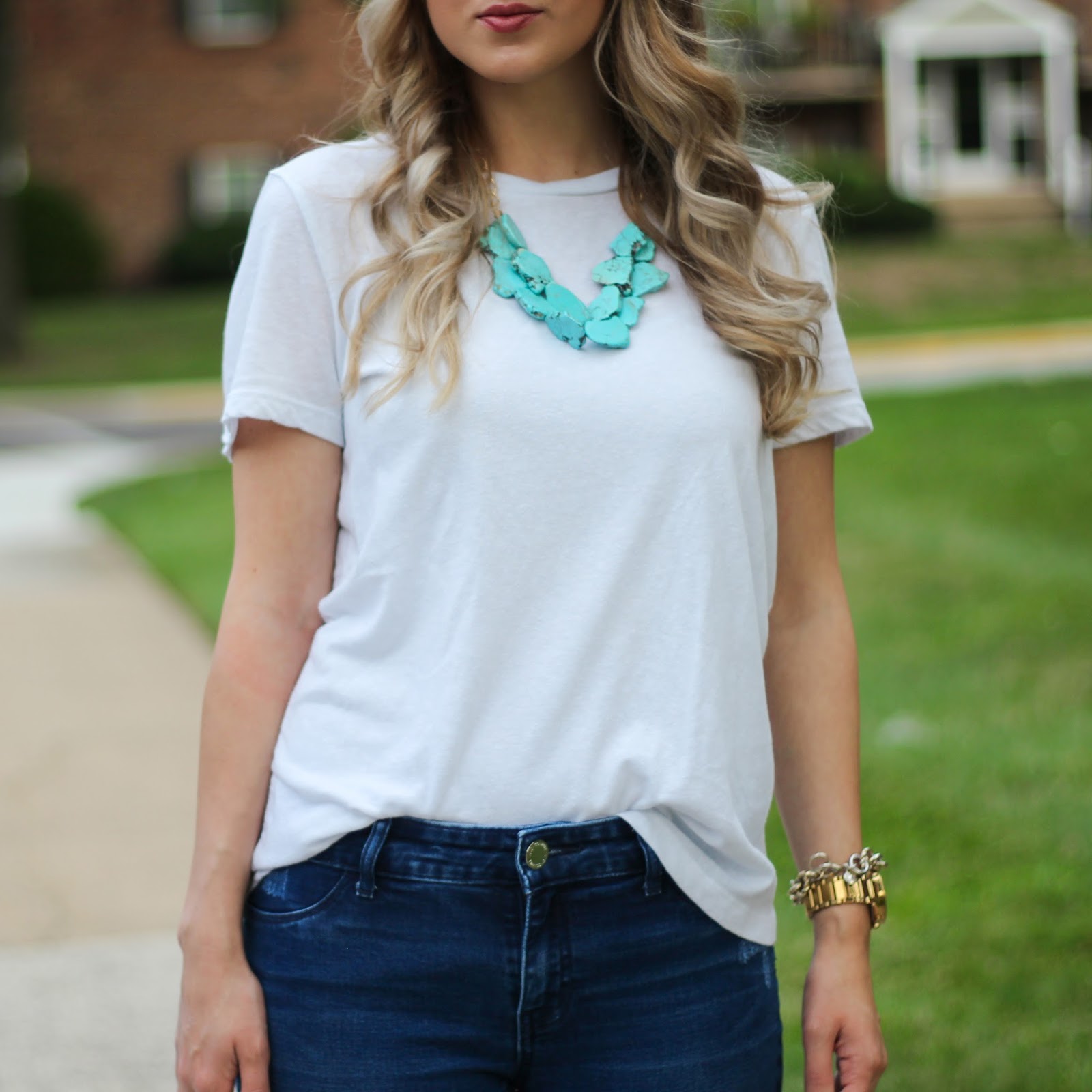 HOW TO STYLE A WHITE TEE + EASY HAIRSTYLE | A Classy Fashionista