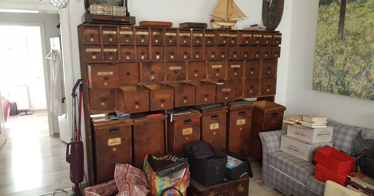 Colour up your office !: Antiker Apothekerschrank mit Schubladen und