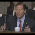 Σοκαρισμένος ο Αμερικανός γερουσιαστής Richard Blumenthal και έχοντας χάσει σχεδόν το χρώμα του ομολόγησε:«Ο αμερικανικός λαός δεν γνωρίζει, τι γνωρίζουμε δεν έχει ιδέα γύρω από την μεγάλη απειλή που καιροφυλαχτεί»Η ενημέρωση ήταν απόρρητη, όχι όμως οι παρατηρήσεις του γερουσιαστή οι οποίες την ακολούθησαν.(BINTEO 13/4/2019)