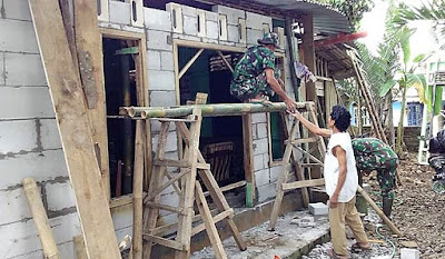 Tentara Tukang Ambil Peran Penting di Rehab RTLH Tentara Tukang Ambil Peran Penting di Rehab RTLH