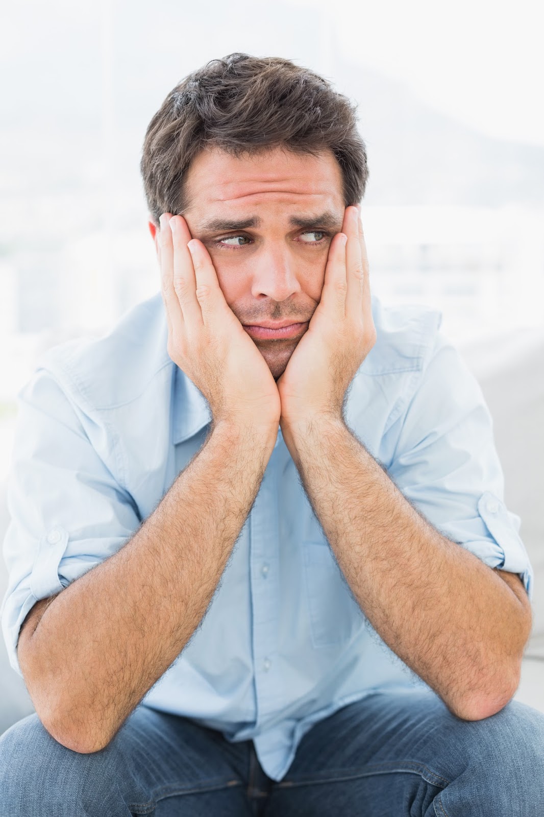 человек думает. рабочий коллектив. грустный мужчина. мужчина бизнесмен. деловые переговоры.