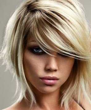 Tagli Di Capelli Lunghi Con Frangia Laterale