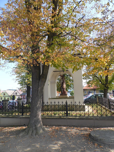 Ciężkowice, figura św. Floriana na Rynku Rynek w Ciężkowicach, figura św. Floriana
