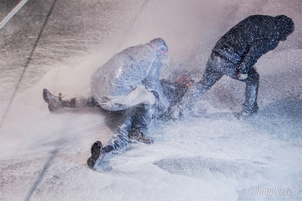 경찰 물대포 맞고 쓰러진 농민 생명 위독 (주의) | 인스티즈